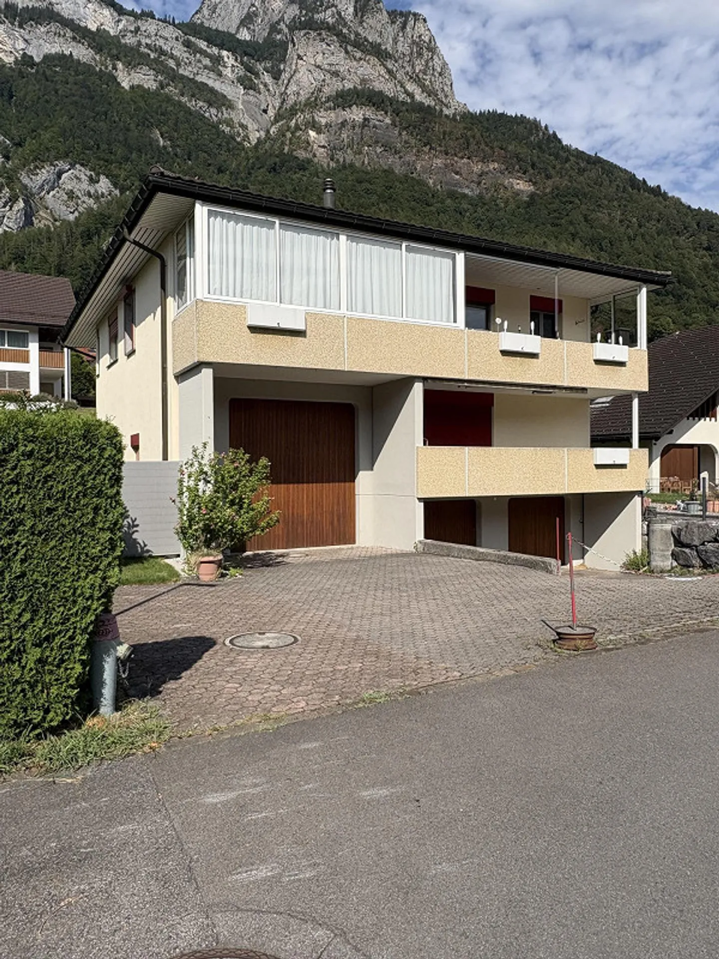 Einfamilienhaus mit Einliegerwohnung, Doppel- und WoMo Garage - Photo 1 sur 22