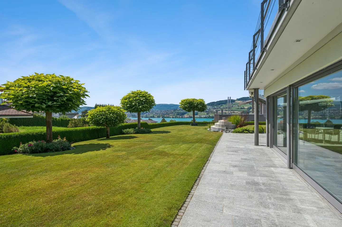 Villa d'architecte avec piscine intérieure et vue sur le lac - Photo 2 sur 11