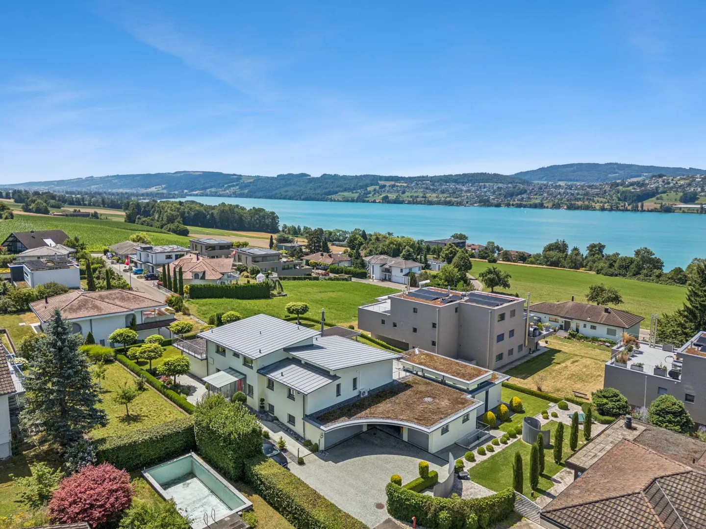 Villa d'architecte avec piscine intérieure et vue sur le lac - Photo 3 sur 11
