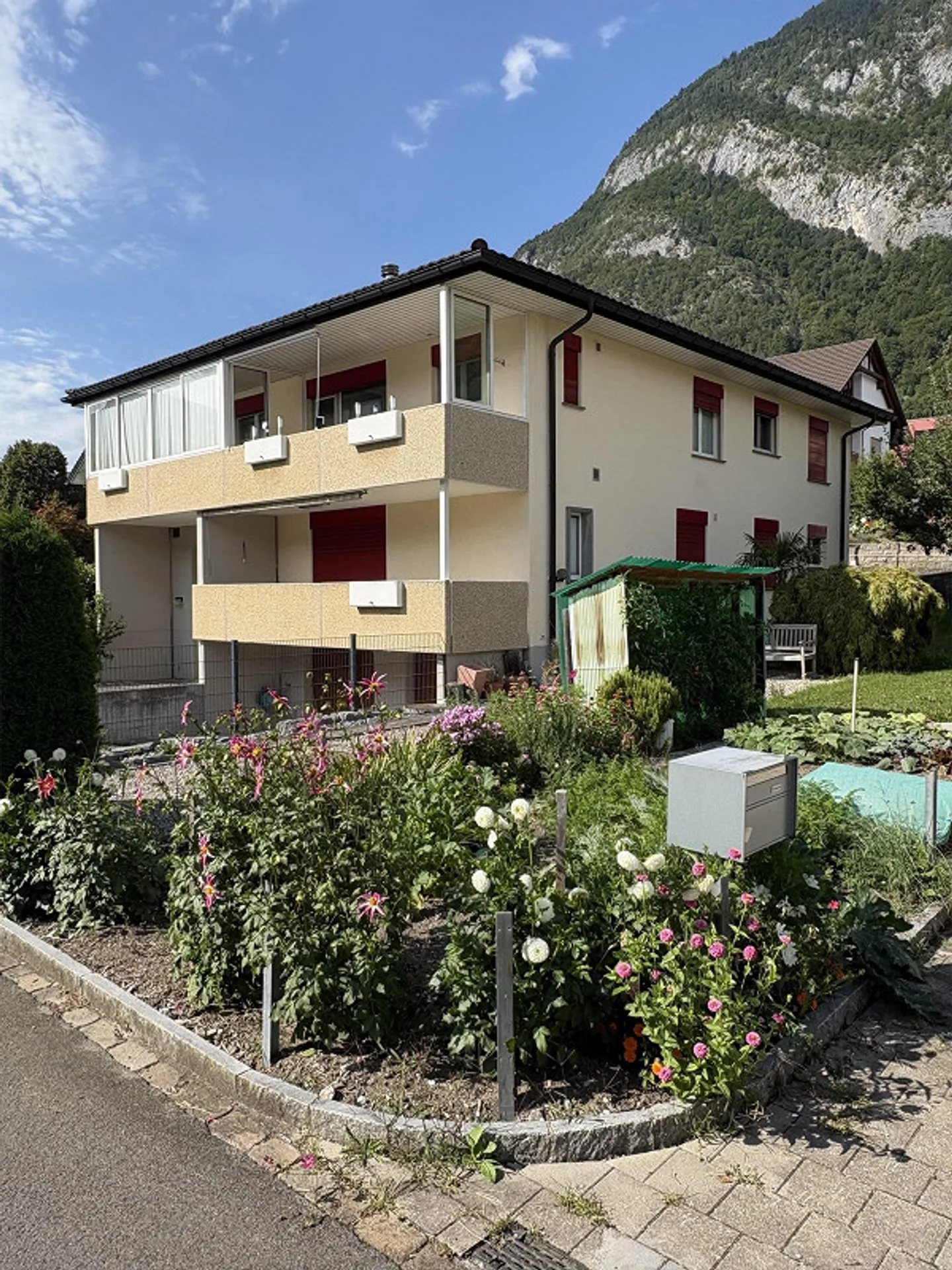 Einfamilienhaus mit Einliegerwohnung, Doppel- und WoMo Garage - Photo 2 sur 22