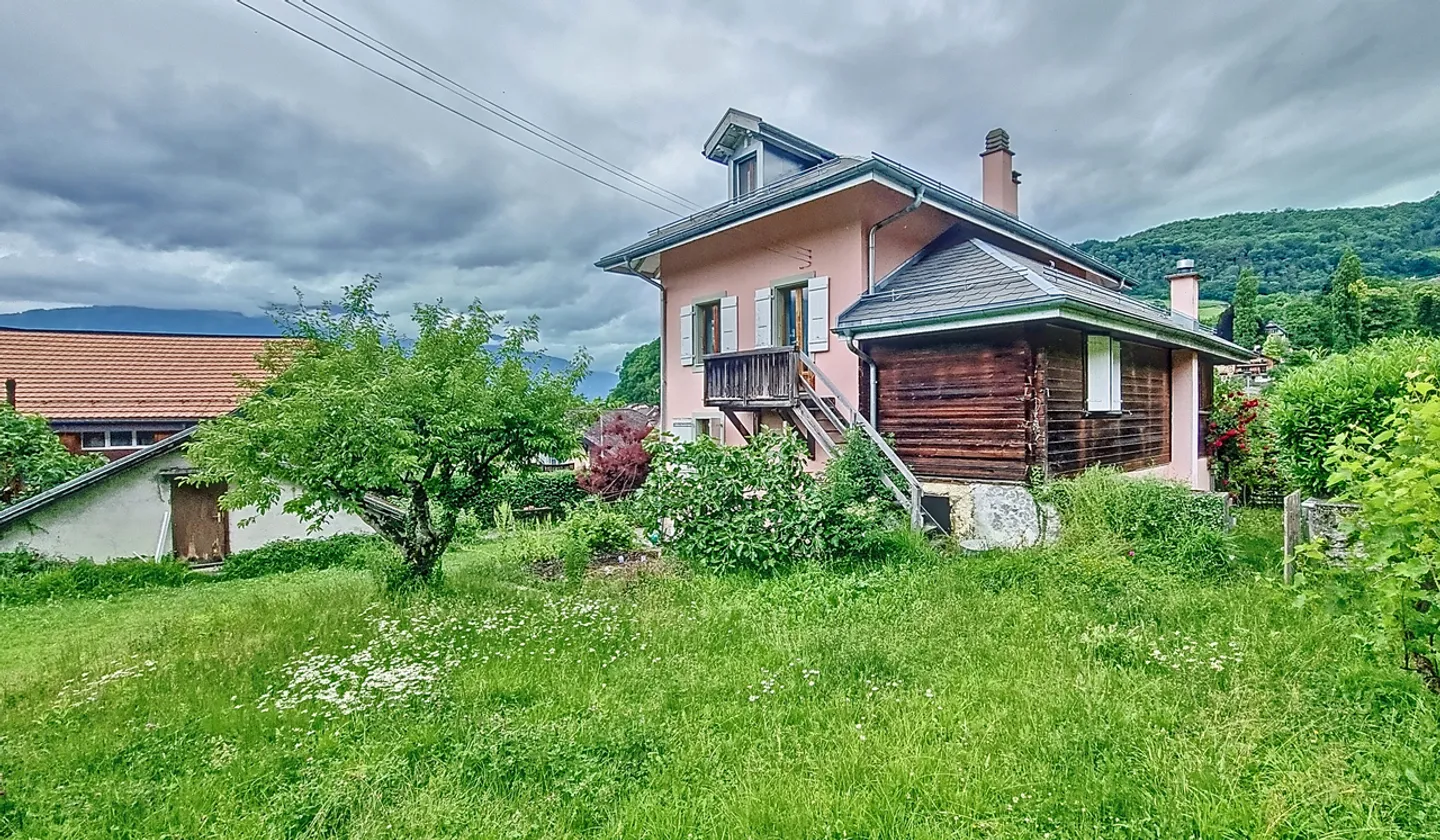 Village house with 2 apartments + studio and large garden, to renovate - Photo 2 of 4