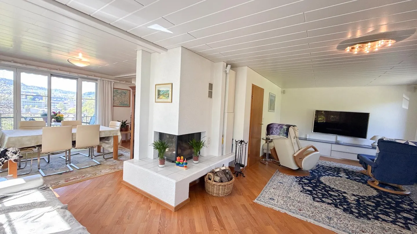 Grandioses 6.5-Zimmer-Doppeleinfamilienhaus mit idyllischem Grundstück - Photo 6 sur 13