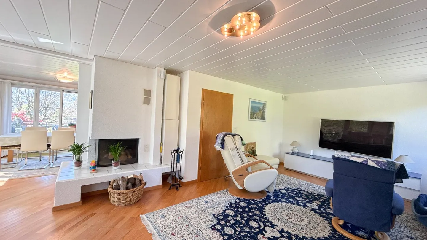 Grandioses 6.5-Zimmer-Doppeleinfamilienhaus mit idyllischem Grundstück - Photo 7 sur 13