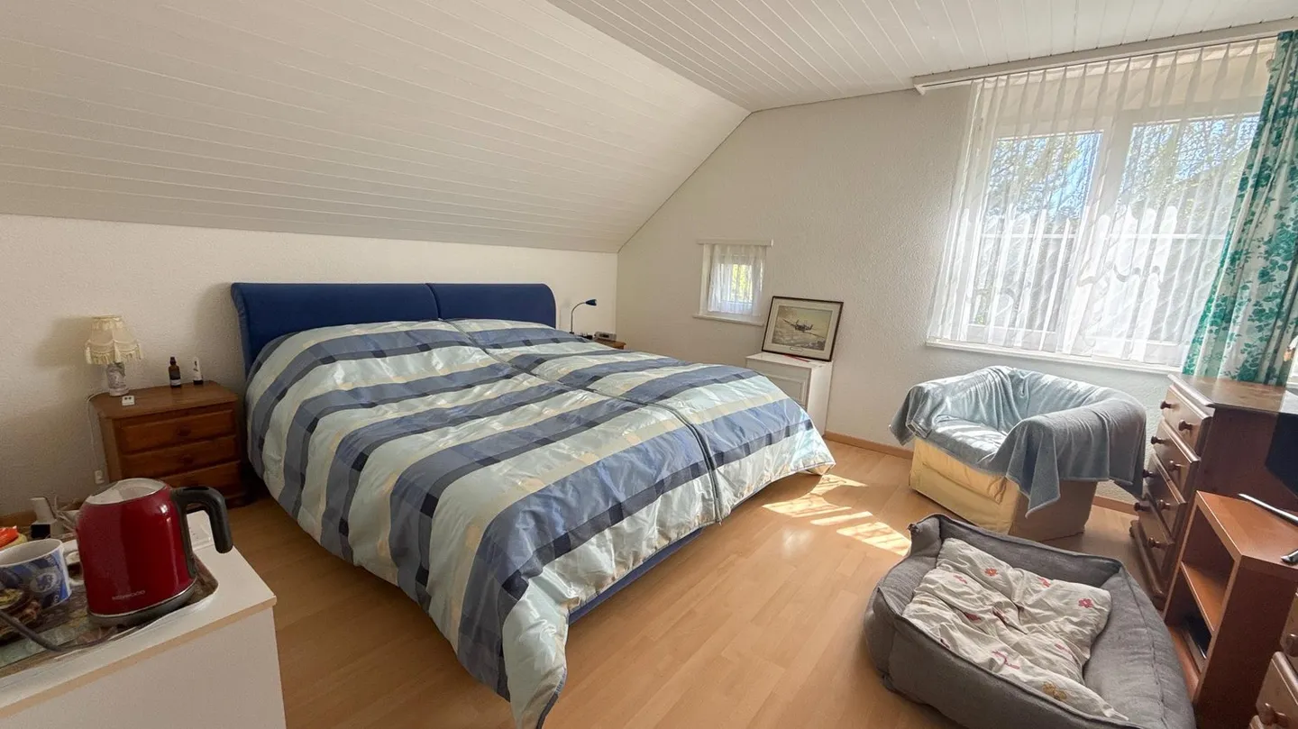Grandioses 6.5-Zimmer-Doppeleinfamilienhaus mit idyllischem Grundstück - Photo 8 sur 13