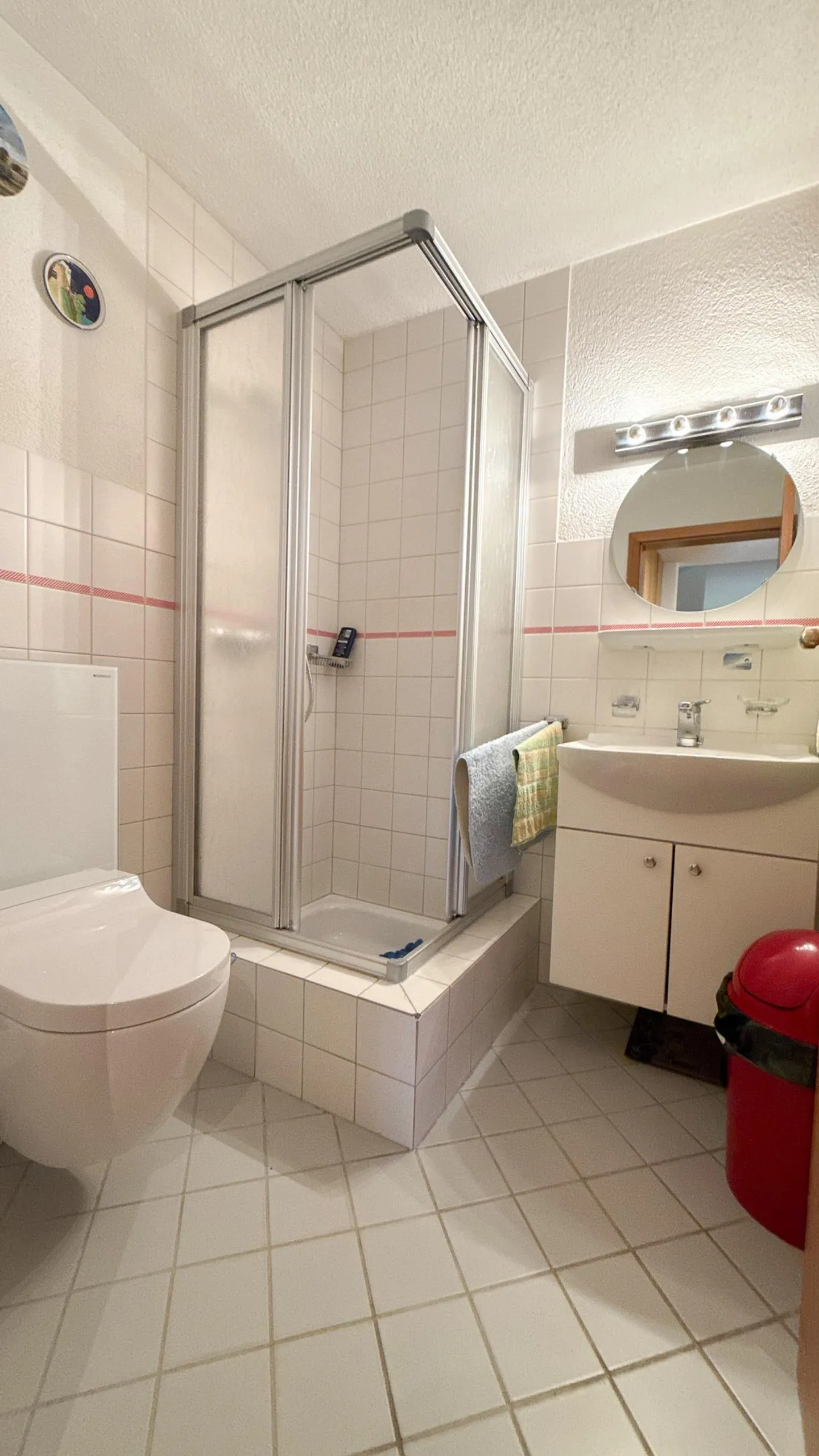Grandioses 6.5-Zimmer-Doppeleinfamilienhaus mit idyllischem Grundstück - Photo 10 sur 13