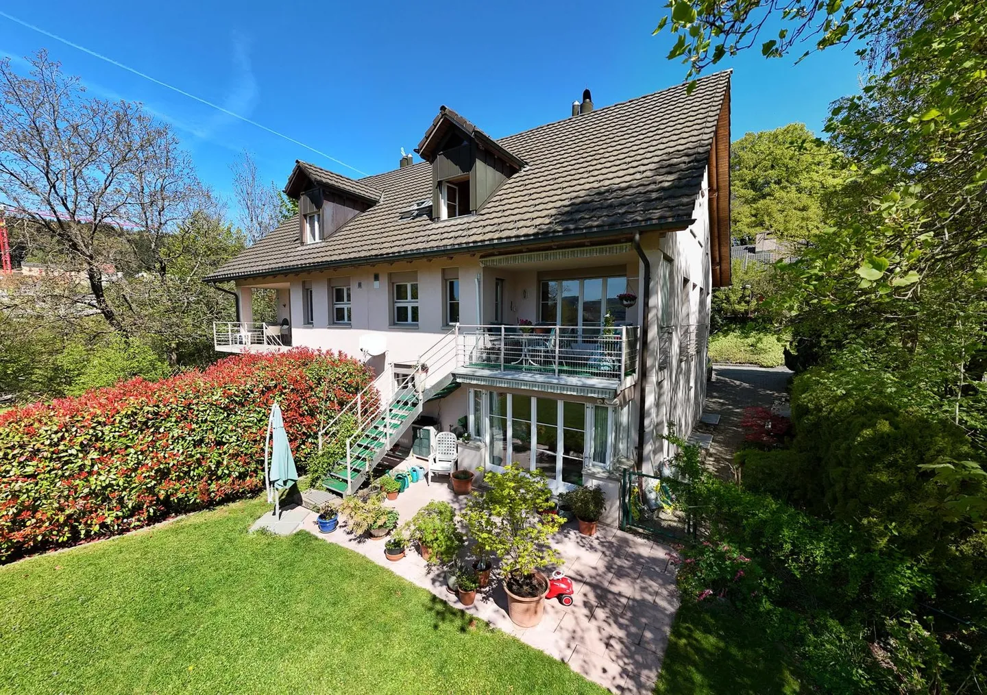 Grandioses 6.5-Zimmer-Doppeleinfamilienhaus mit idyllischem Grundstück - Photo 1 sur 13