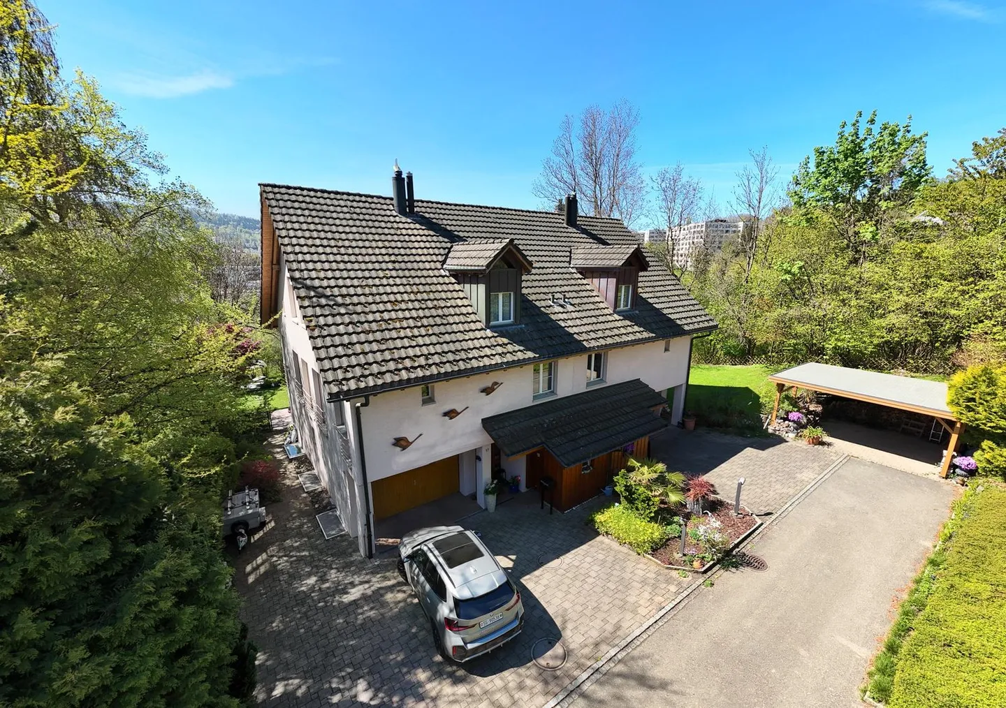 Grandioses 6.5-Zimmer-Doppeleinfamilienhaus mit idyllischem Grundstück - Photo 3 sur 13