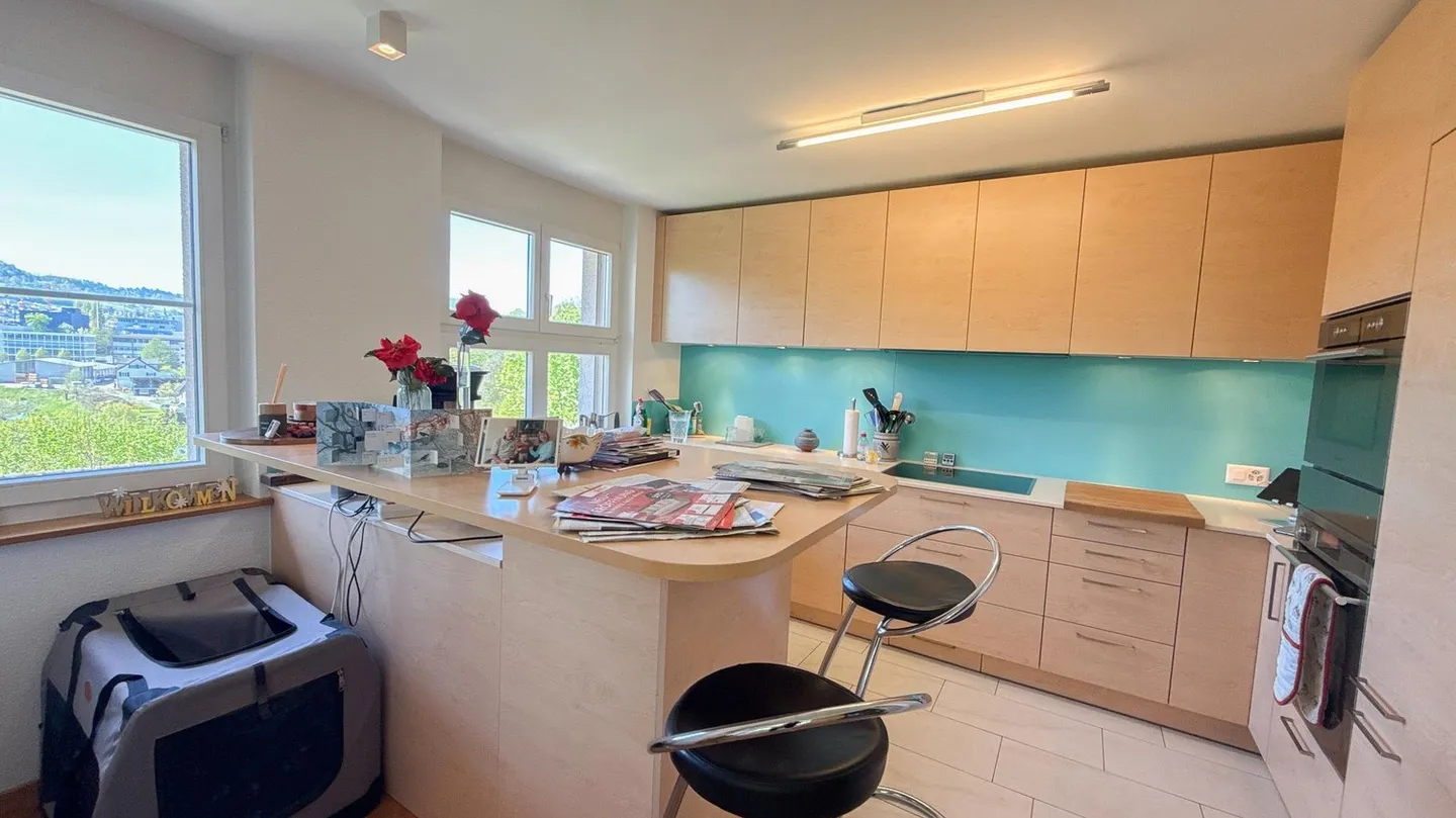 Grandioses 6.5-Zimmer-Doppeleinfamilienhaus mit idyllischem Grundstück - Photo 4 sur 13