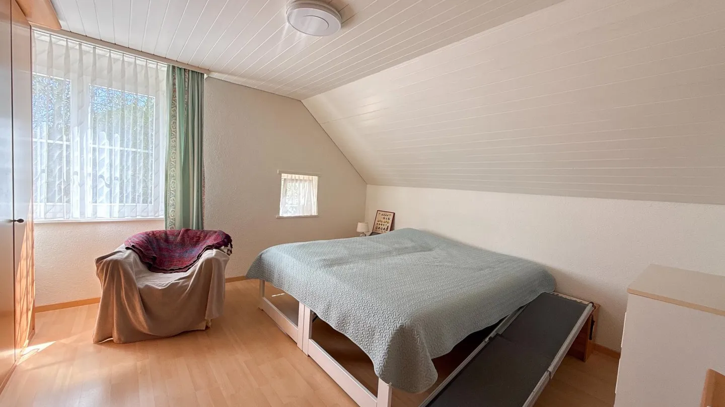Grandioses 6.5-Zimmer-Doppeleinfamilienhaus mit idyllischem Grundstück - Photo 12 sur 13