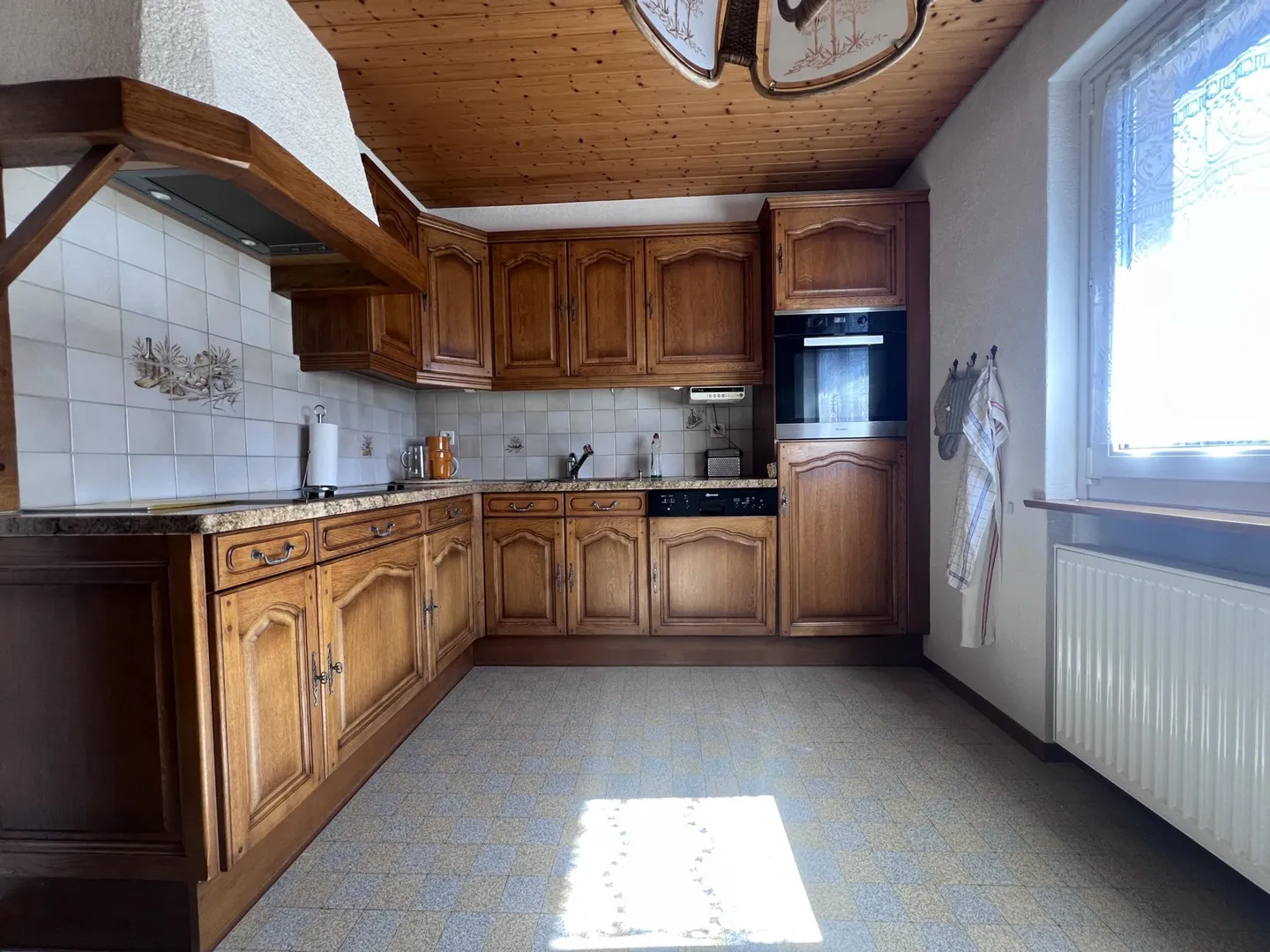 Geräumiges Familienhaus mit Veranda und Garage - Foto 3 von 8