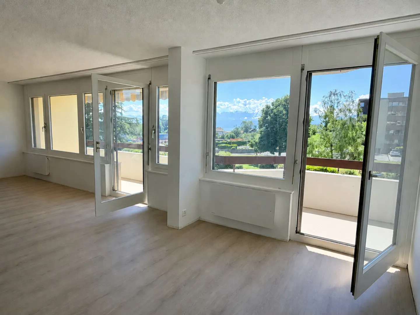 Spacious Apartment with Lake View - Photo 4 of 13