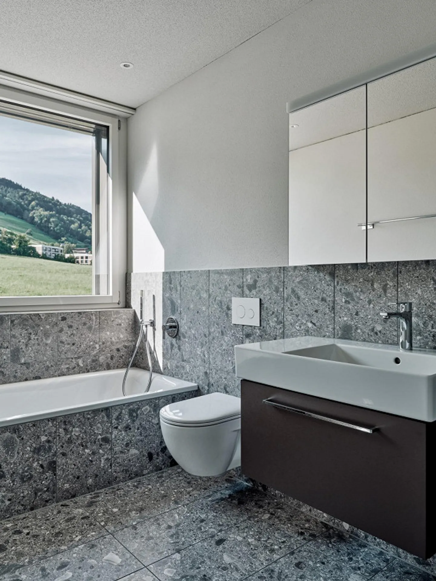 Appartement sous les combles de 3,5 pièces avec balcon spacieux et vue sur le Pilatus - Photo 4 sur 5
