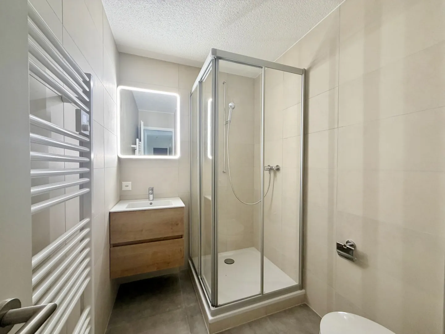Spacious Apartment with Lake View - Photo 10 of 13
