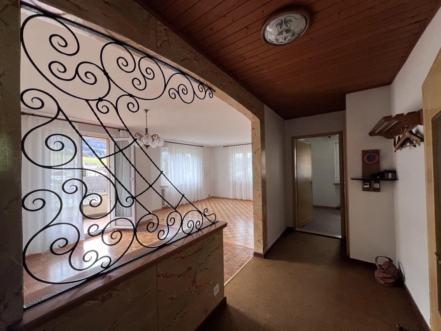 Geräumiges Familienhaus mit Veranda und Garage - Foto 6 von 8