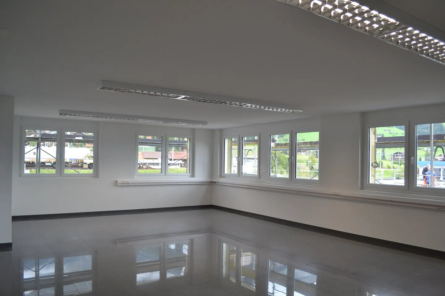 Spazio ufficio moderno in posizione centrale a Frutigen in affitto - Foto 3 di 6