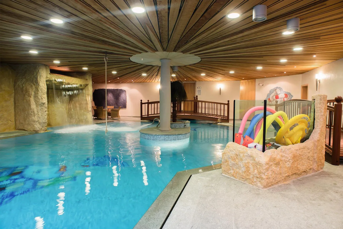 Country villa with wellness oasis and park area - Photo 8 of 13