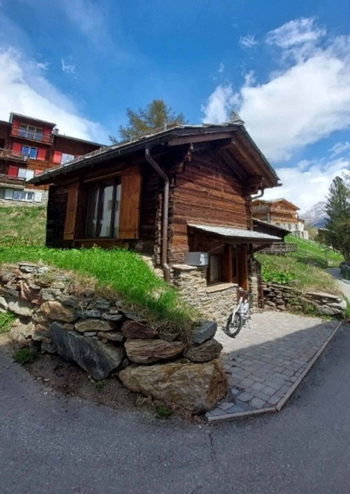 Nigelnagelneues Bijou in der sonnigen Wildi in Saas-Fee. Hauptwohnsitz = Wohn-und Steuersitz Saas-Fee. - Photo 2 of 12
