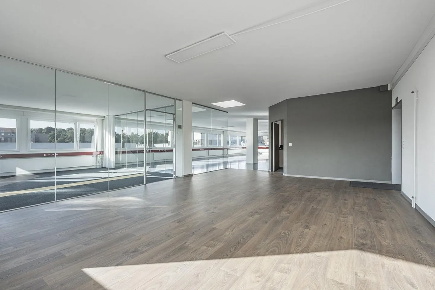 Espace prêt à emménager avec un loyer attractif disponible immédiatement ! - Photo 3 sur 9