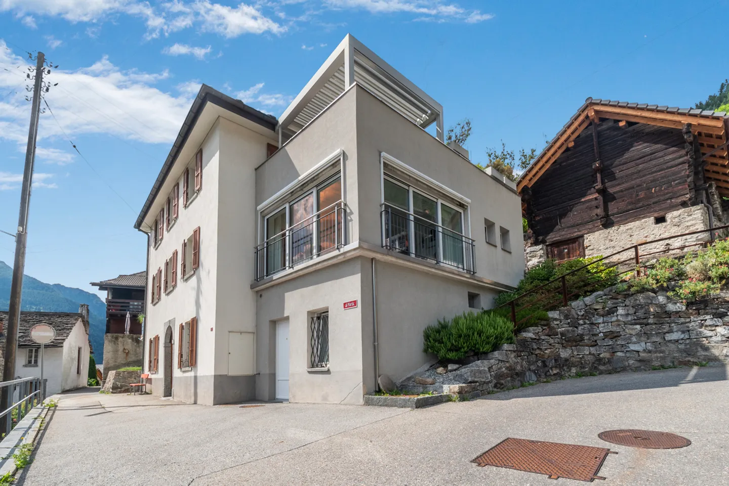 Single house for sale - Photo 1 of 11