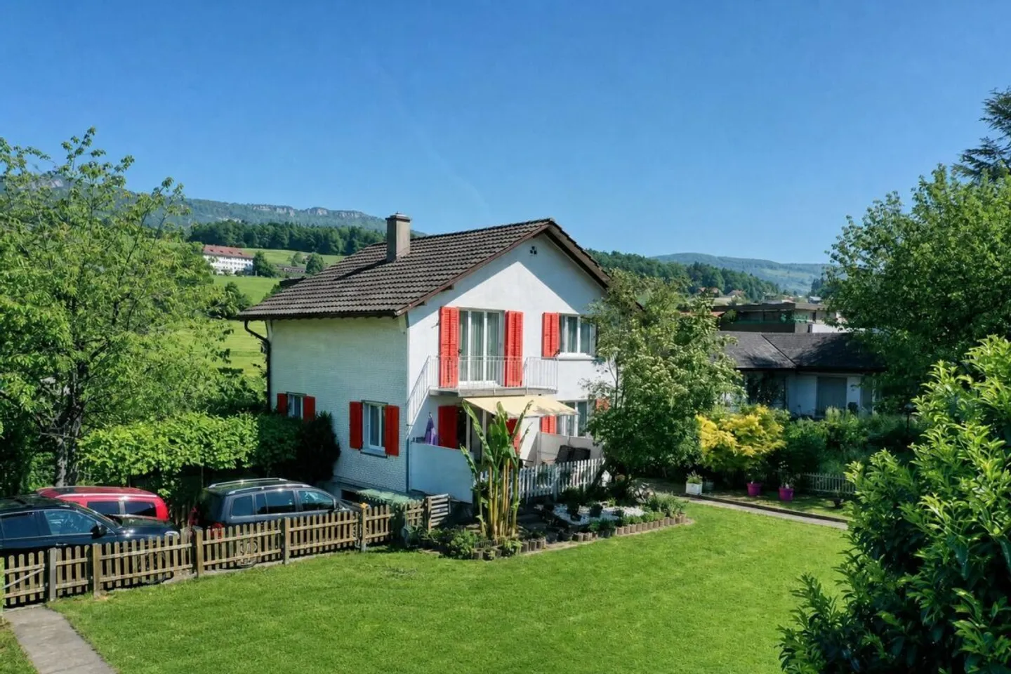 CHARMANTES EINFAMILIENHAUS MIT GROSSEM GARTEN UND AUSSICHT INS GRÜNE - Foto 1 von 15