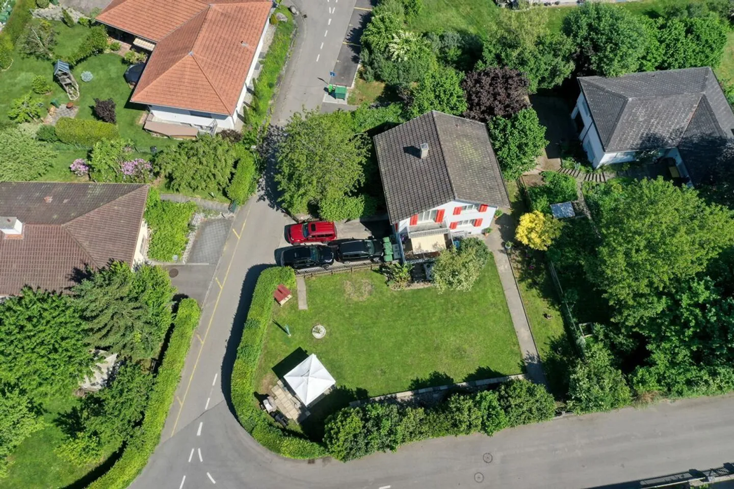 CHARMANTES EINFAMILIENHAUS MIT GROSSEM GARTEN UND AUSSICHT INS GRÜNE - Foto 2 von 15
