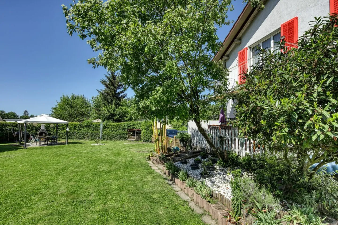 CHARMANTES EINFAMILIENHAUS MIT GROSSEM GARTEN UND AUSSICHT INS GRÜNE - Foto 7 von 15