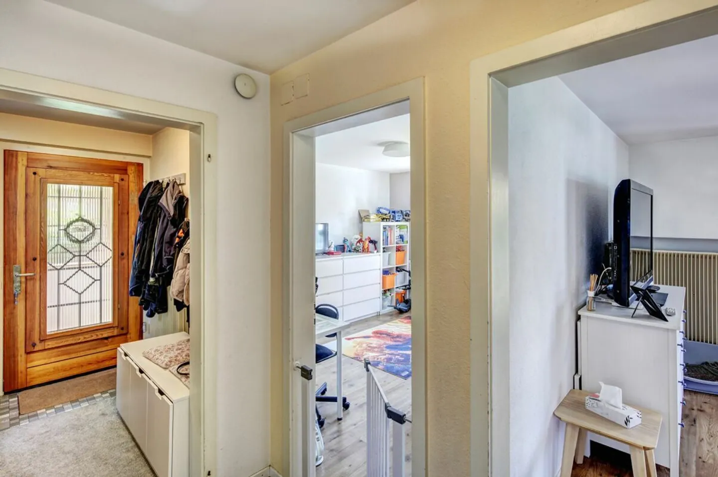 CHARMANTES EINFAMILIENHAUS MIT GROSSEM GARTEN UND AUSSICHT INS GRÜNE - Foto 9 von 15