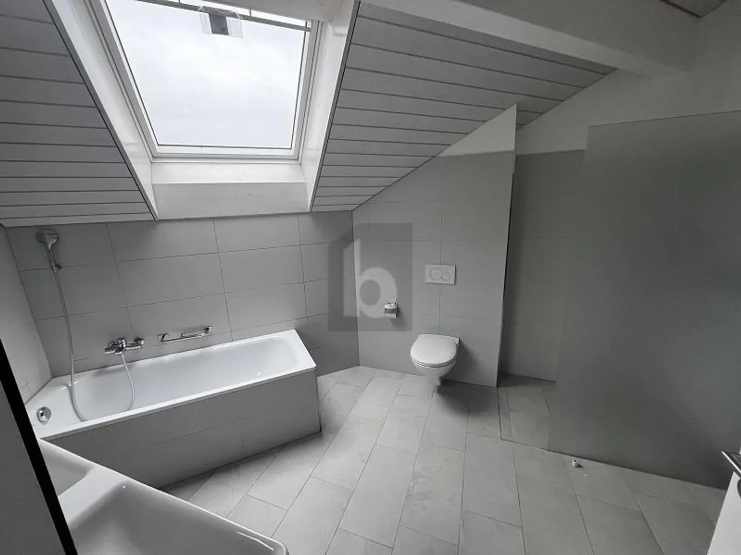 Geräumiges Penthouse mit Balkonen - Foto 5 von 6