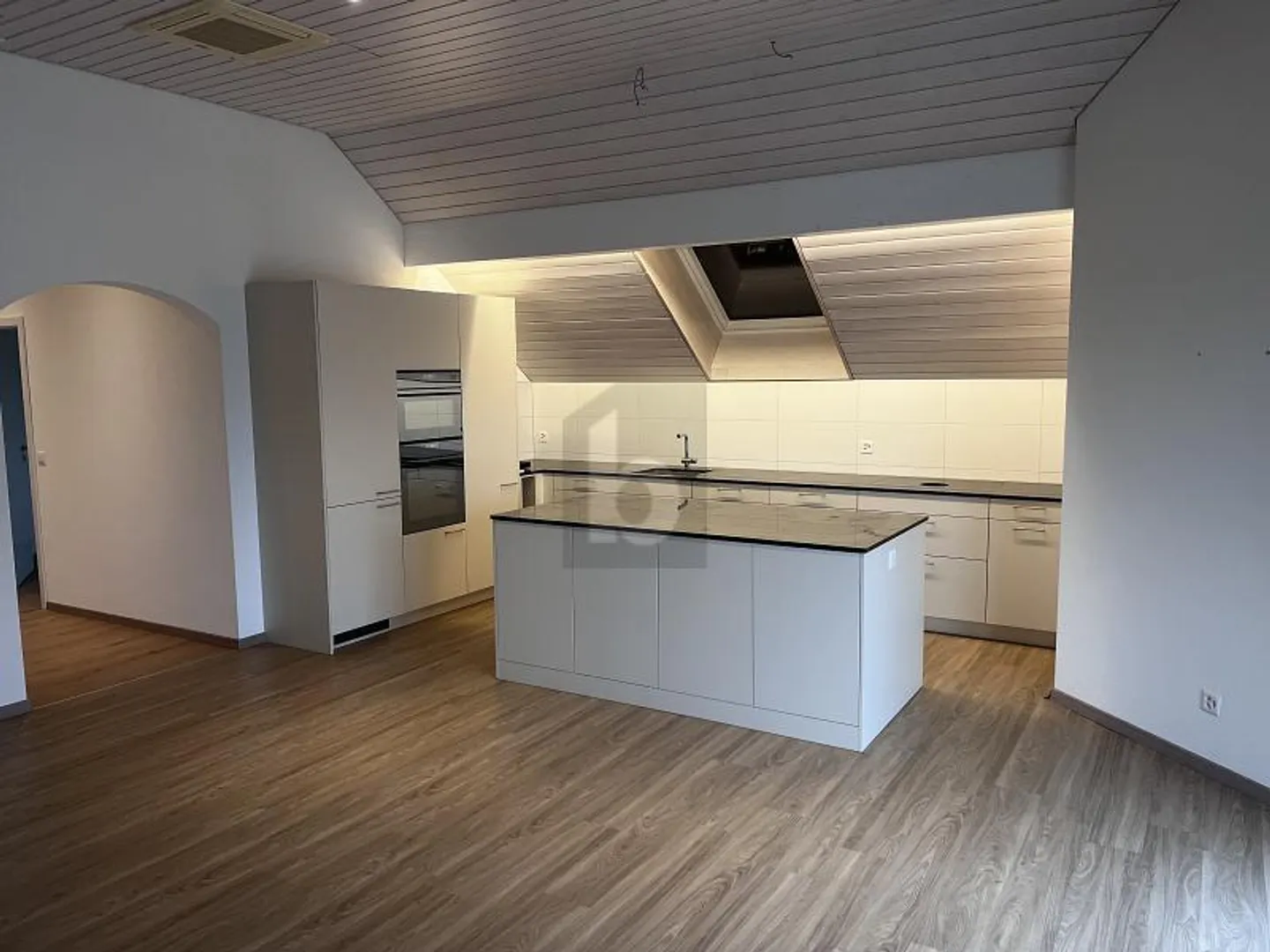 Geräumiges Penthouse mit Balkonen - Foto 4 von 6