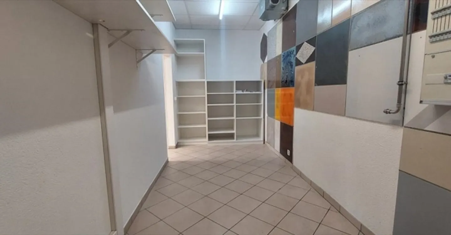 Office space for rent - Photo 2 of 7