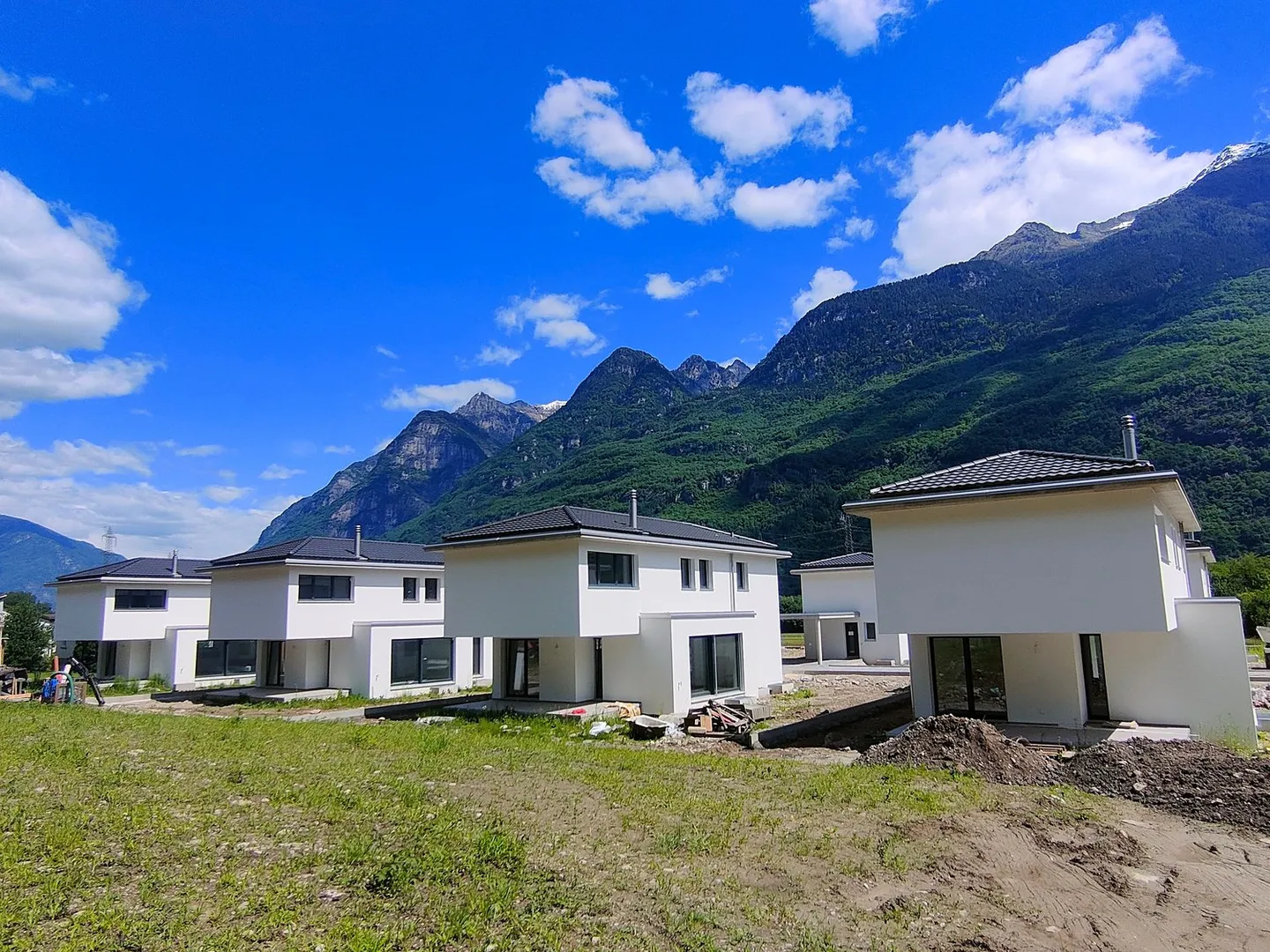 Nouvelles maisons individuelles avec jardin à Moleno - Photo 2 sur 25