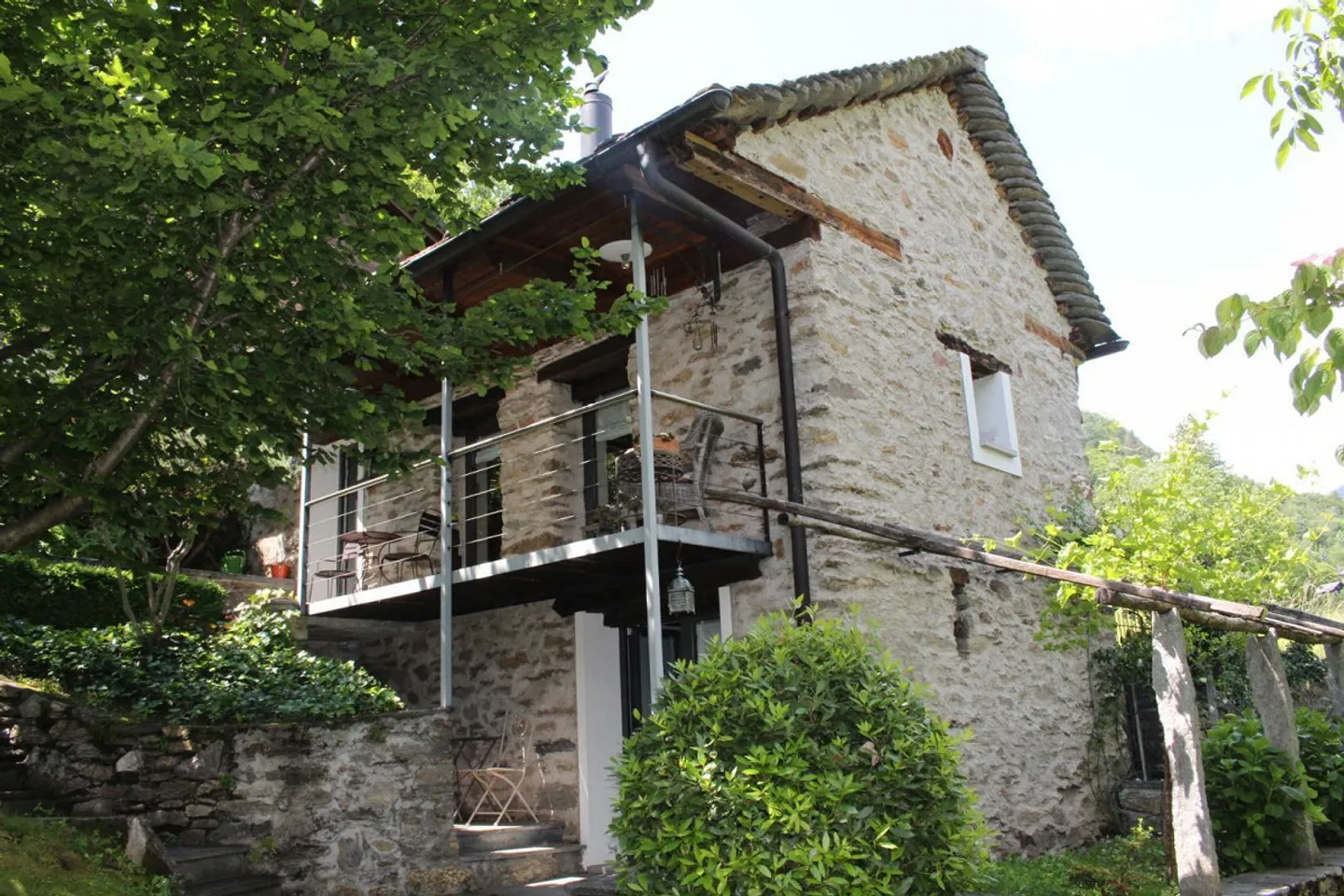 Maison rustique de 3 pièces avec pergola et grand jardin - Photo 1 sur 11