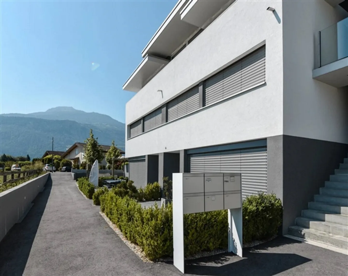 Luxurious semi-detached house with private garden and spacious rooms - Photo 1 of 10