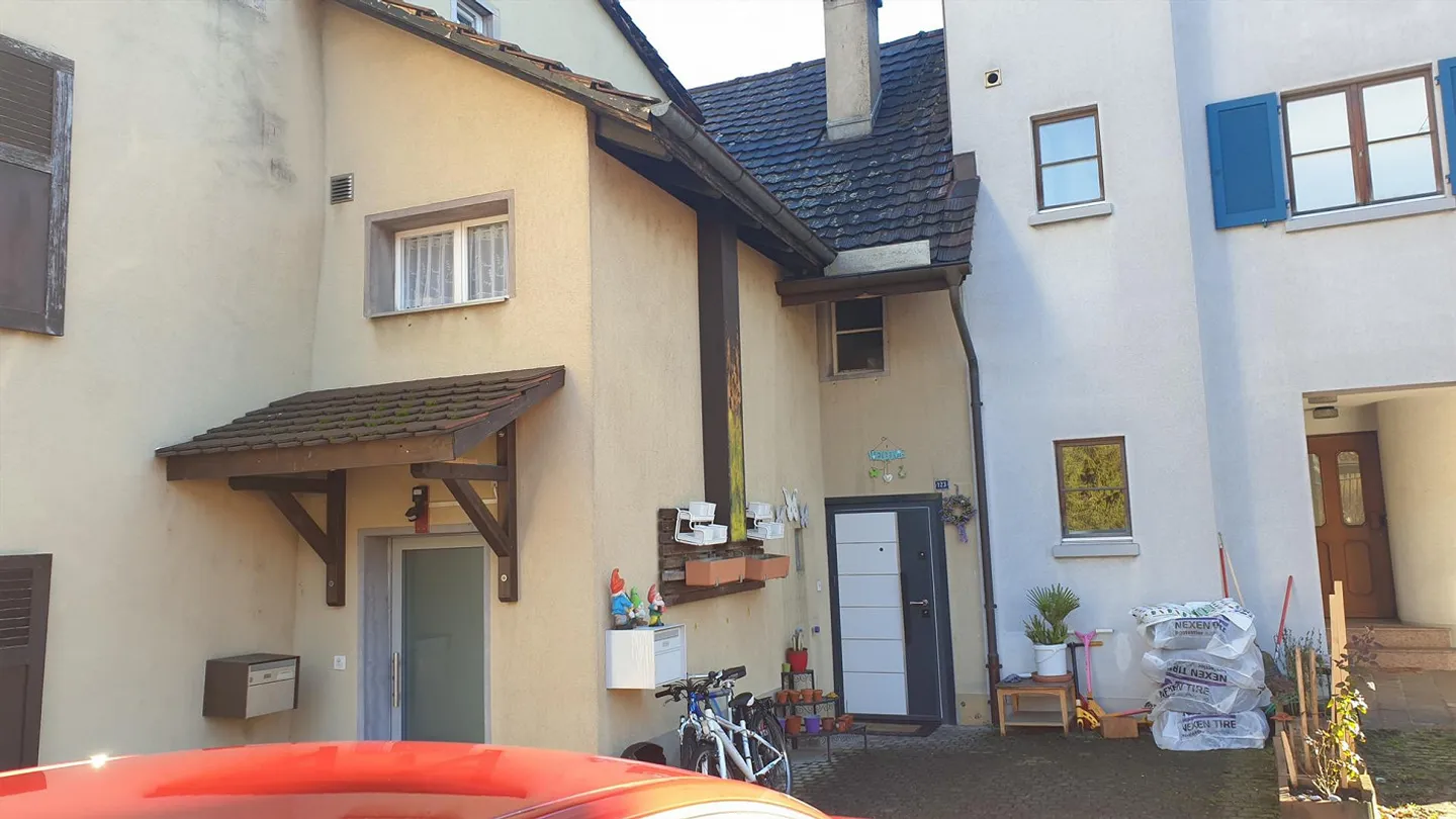 Large, renovated 4-room maisonette apartment in Bubendorf - Photo 1 of 10