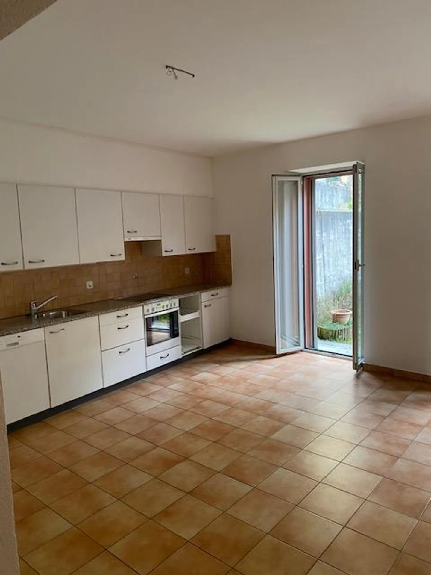 Geräumige 4.5 Zimmer mit privatem Garten in elegantem Haus - Foto 3 von 8