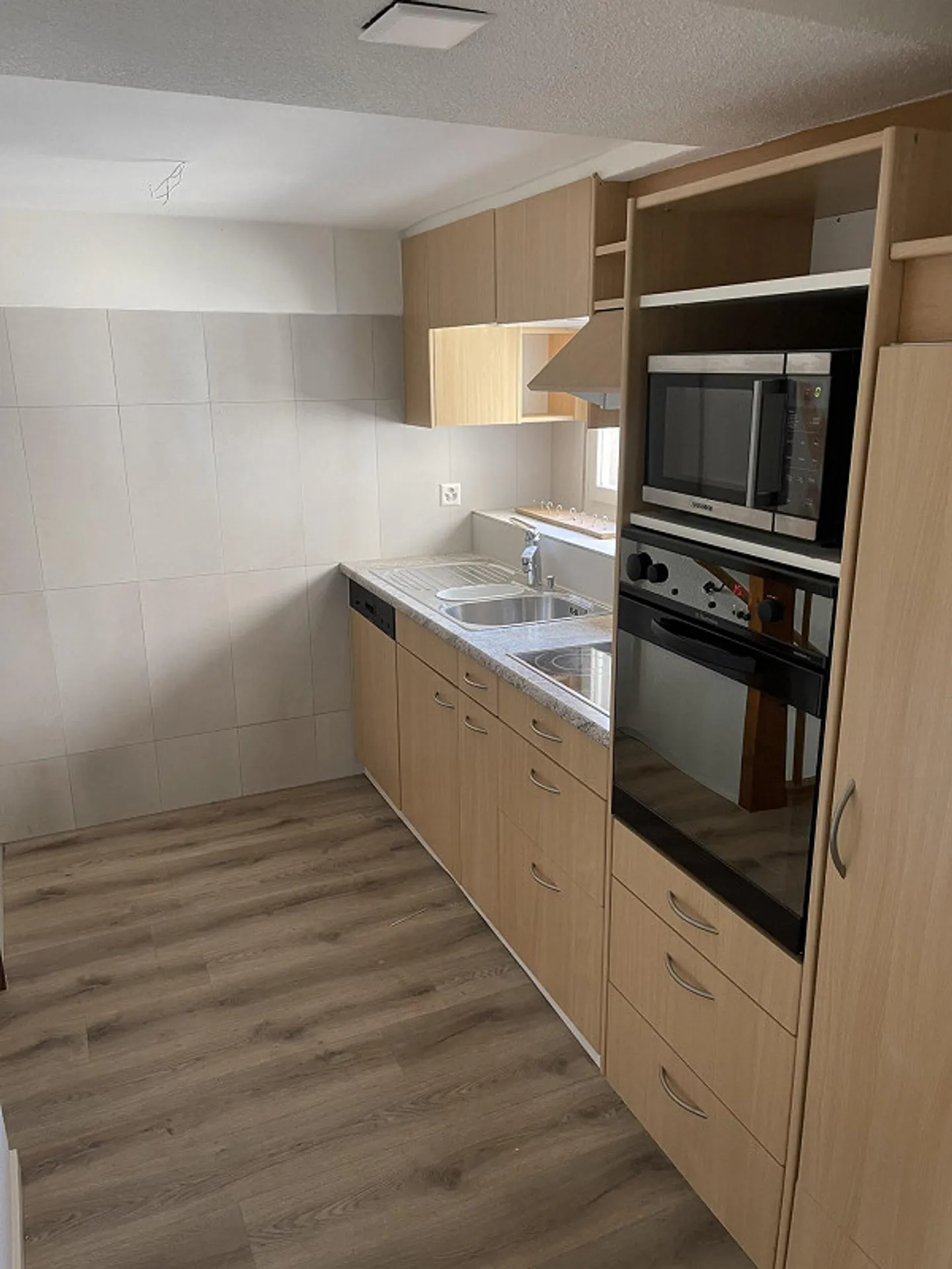 Large, renovated 4-room maisonette apartment in Bubendorf - Photo 3 of 10