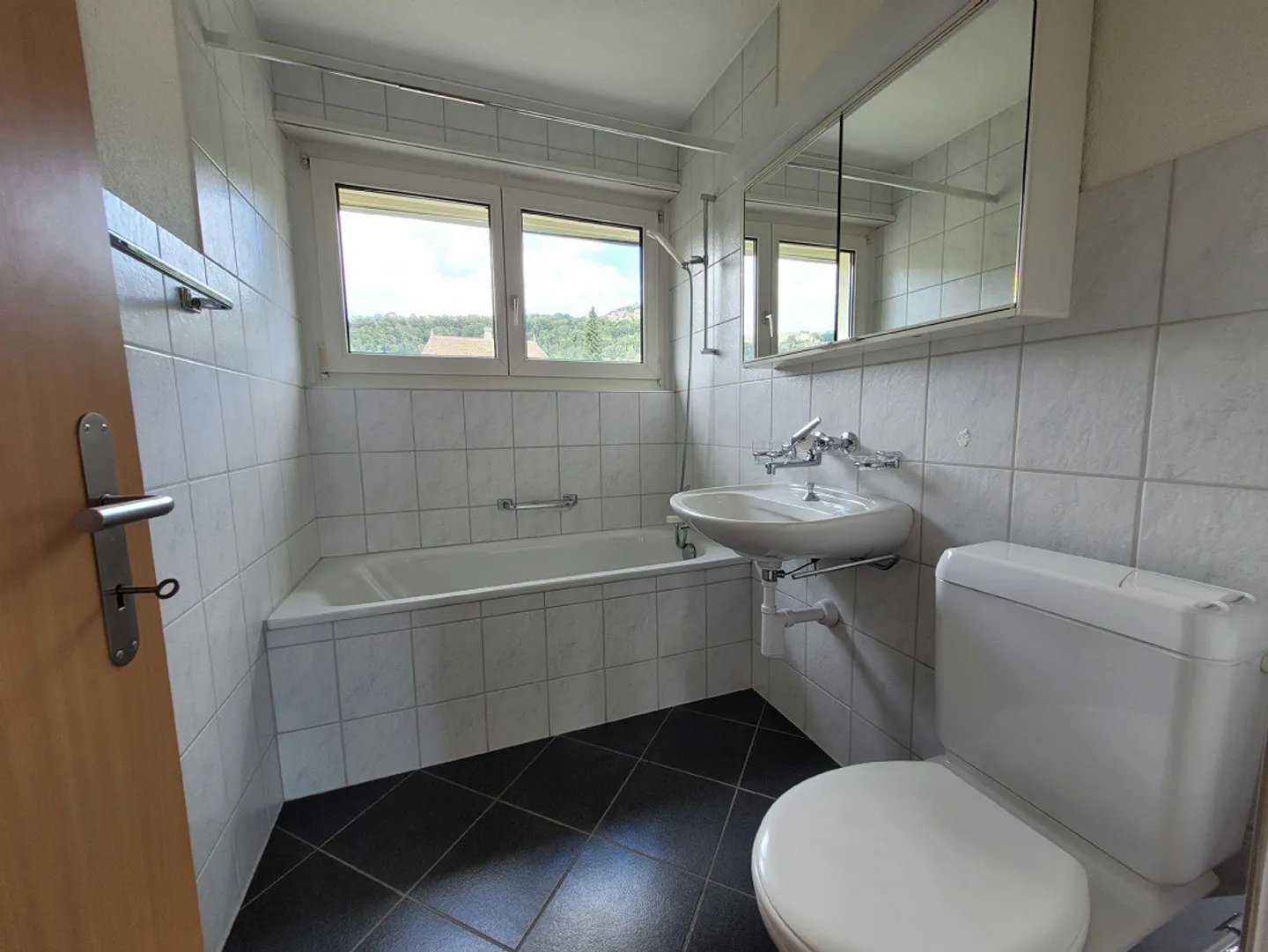 Helle 6-Zimmer-Wohnung in Lostorf - Foto 3 von 8