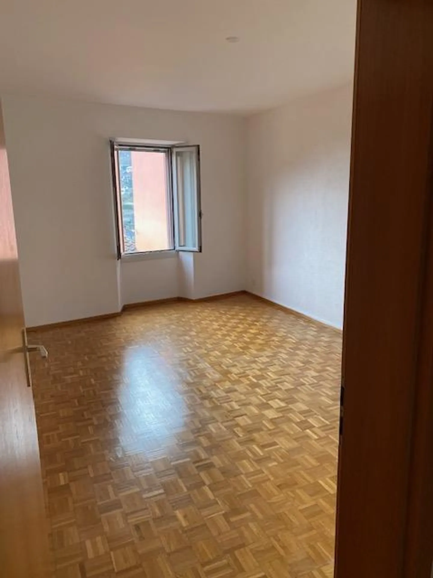 Geräumige 4.5 Zimmer mit privatem Garten in elegantem Haus - Foto 5 von 8