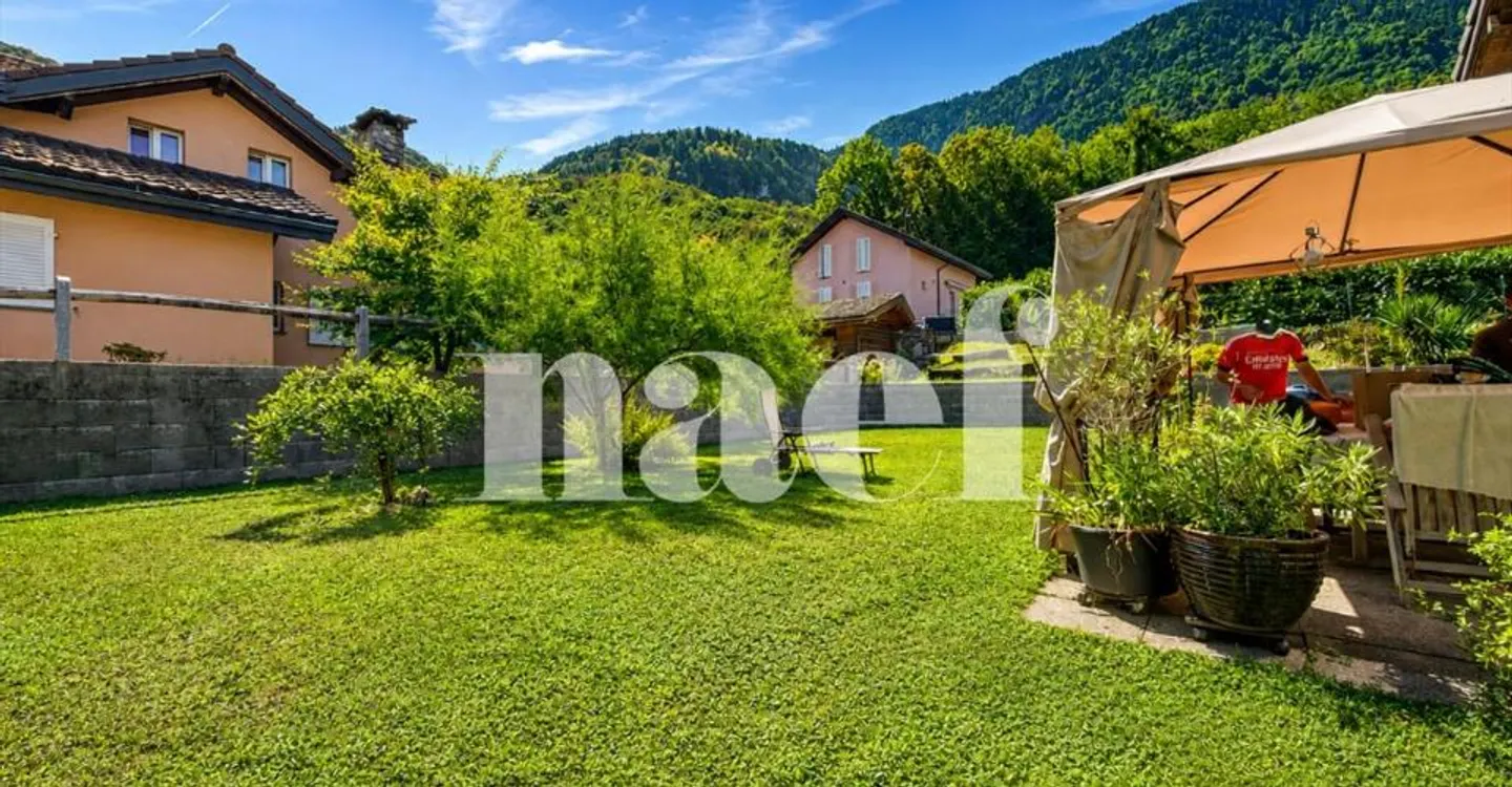 Semi-detached house with 6.5 rooms in a quiet residential area for sale in Collombey-Muraz - Photo 2 of 12