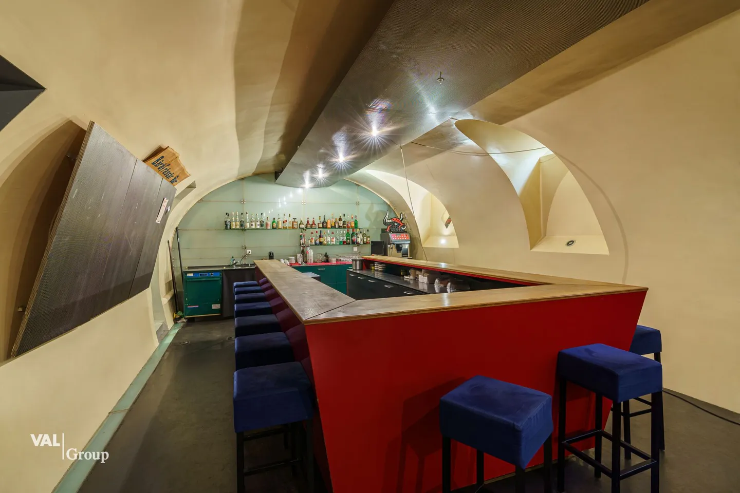 Charming bar premises in a well-frequented location - Photo 1 of 11