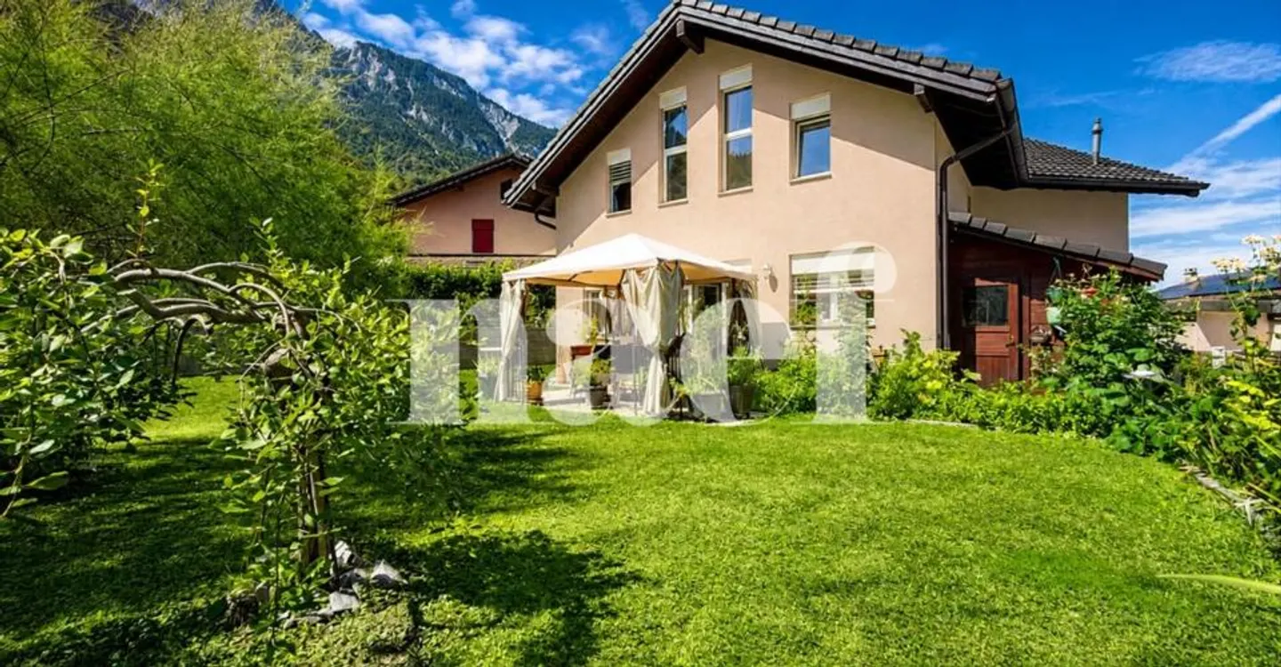 Semi-detached house with 6.5 rooms in a quiet residential area for sale in Collombey-Muraz - Photo 1 of 12