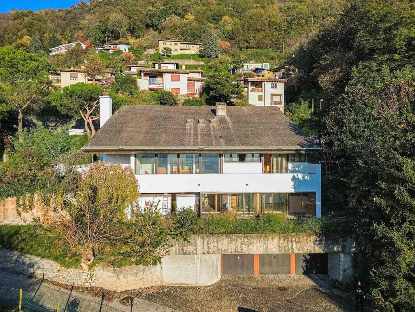Villa con ampio giardino e vista aperta a Morbio Superiore - Foto 1 di 8
