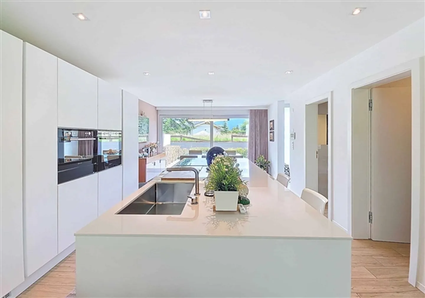 Luxurious semi-detached house with private garden and spacious rooms - Photo 2 of 10