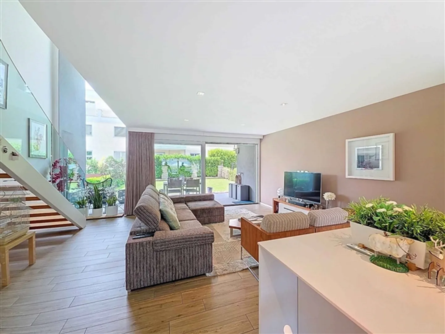 Luxurious semi-detached house with private garden and spacious rooms - Photo 3 of 10