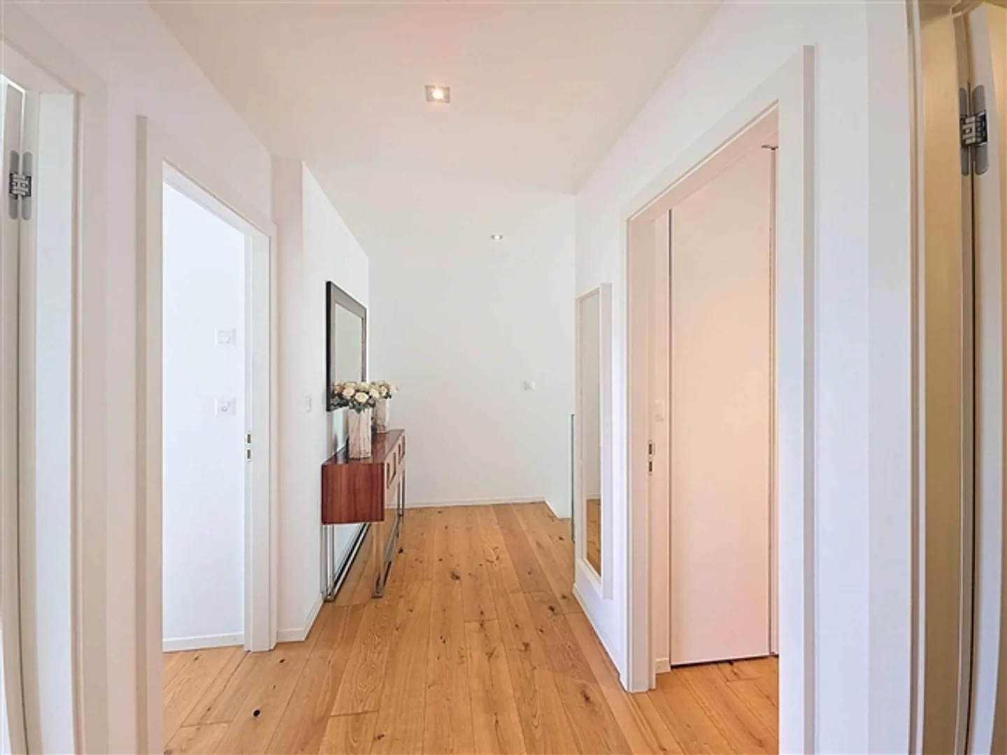 Luxurious semi-detached house with private garden and spacious rooms - Photo 4 of 10