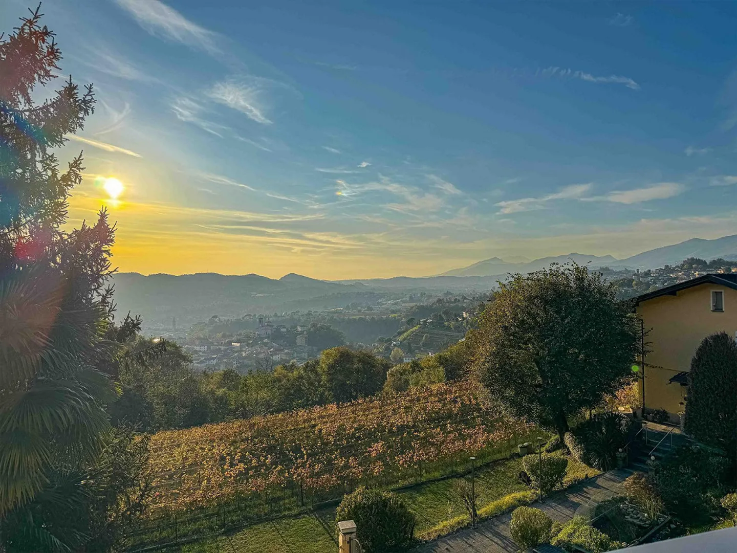 Villa con ampio giardino e vista aperta a Morbio Superiore - Foto 6 di 8
