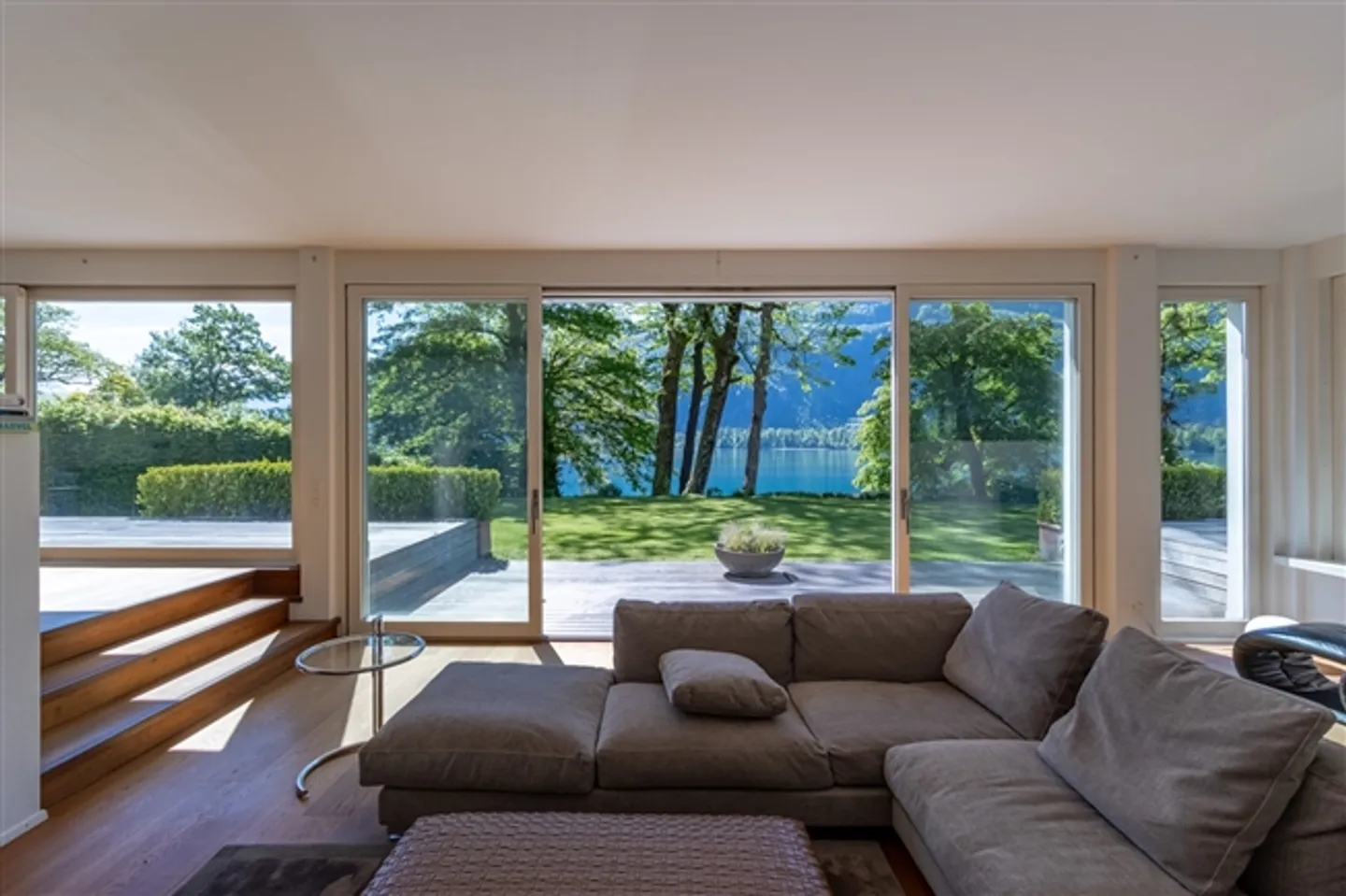 L'architettura incontra l'idillio alpino sul lago di Walen - Foto 11 di 20