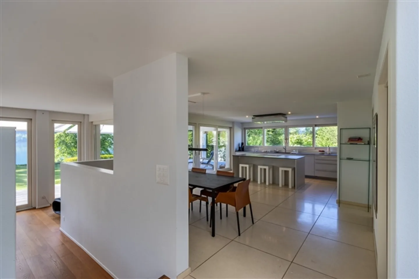 L'architettura incontra l'idillio alpino sul lago di Walen - Foto 6 di 20