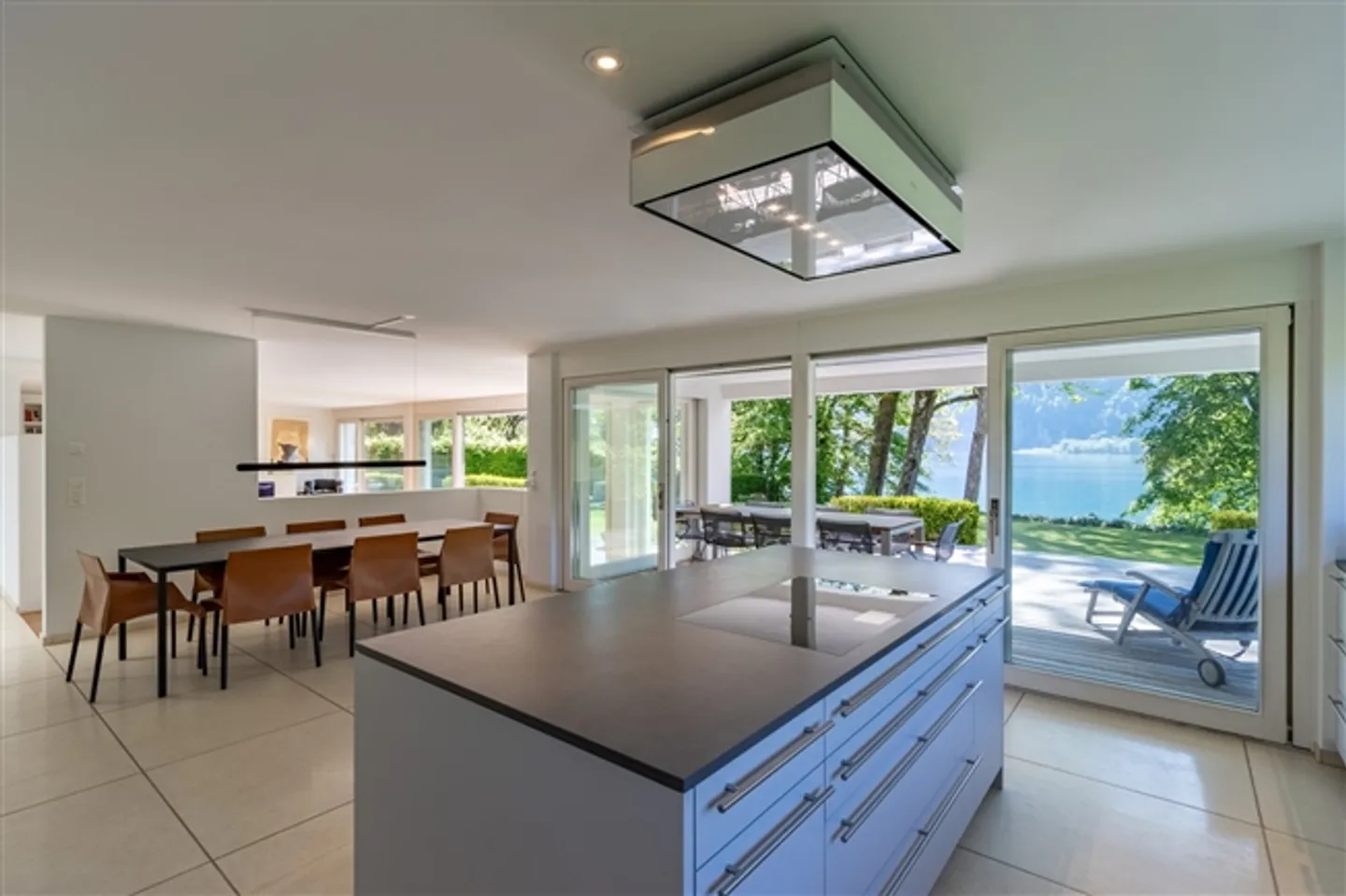 L'architettura incontra l'idillio alpino sul lago di Walen - Foto 7 di 20