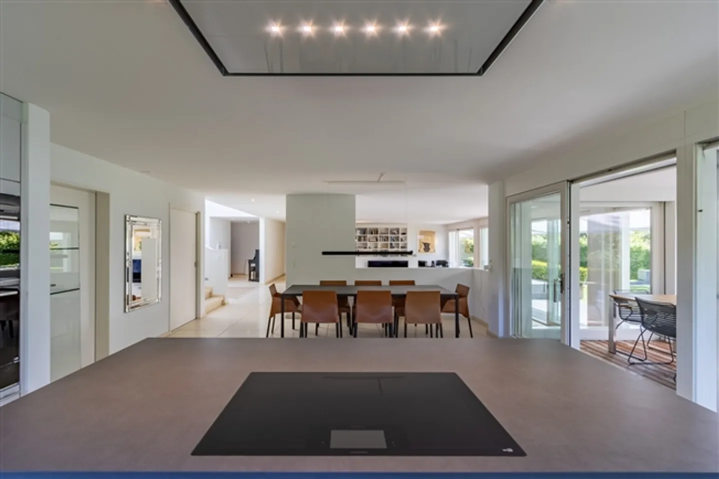 L'architettura incontra l'idillio alpino sul lago di Walen - Foto 8 di 20